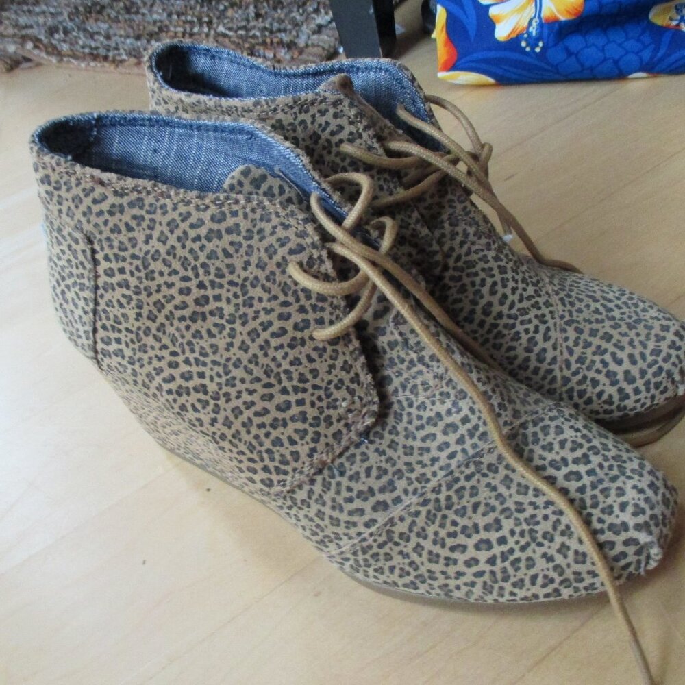 NEW Toms Leopard print wedge shoes Womens 8